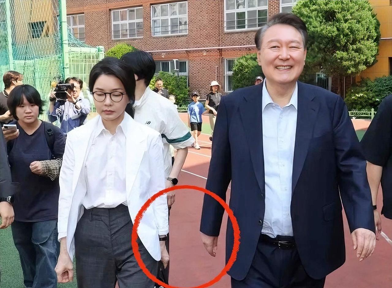 昔日恩爱不再，韩国前第一夫人全程冷脸与丈夫现身大选投票。韩国第21任总统大选投票