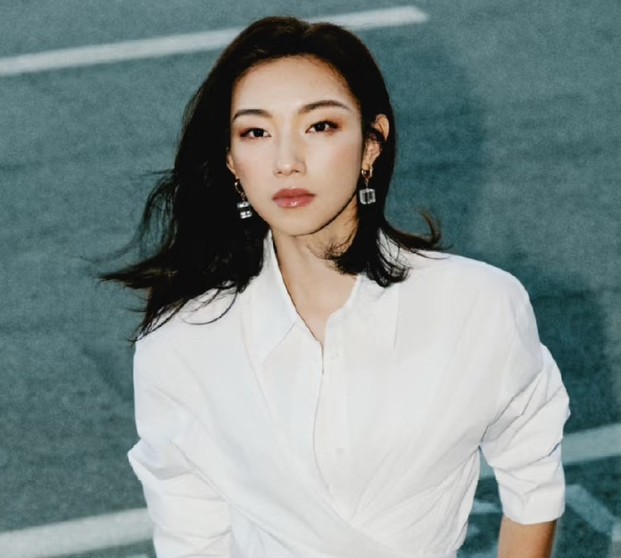 那尔那茜这件事情之所以闹得这么大，
不是因为他是一名女演员，
也不是因为她饰演过