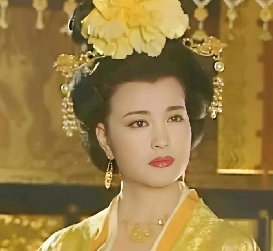 王皇后被武则天剁去四肢，装进一个大坛子里，痛不欲生。
那坛子粗瓷缝里渗着药水，腥
