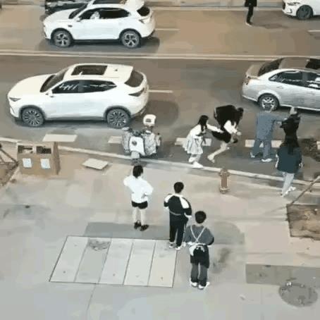 嚣张女人被男人一脚踹飞，这下绝对老实了。
有些女人我是真的想不通，你凭什么认为你