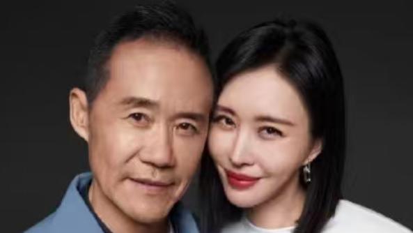 田朴珺删光合影！王石头上那把刀，早被名字玄学写死了