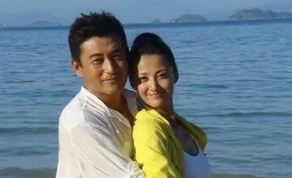 2013年，张歆艺和导演杨树鹏在西安举行了婚礼，当时袁弘担任伴郎，他对张歆艺有种
