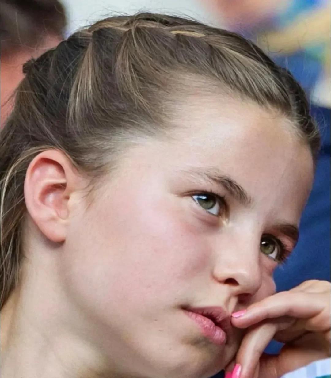夏洛特公主漂亮的绿色眼睛
夏宝小时候是蓝色眼睛，长大以后和妈妈一样，其实感觉绿眸