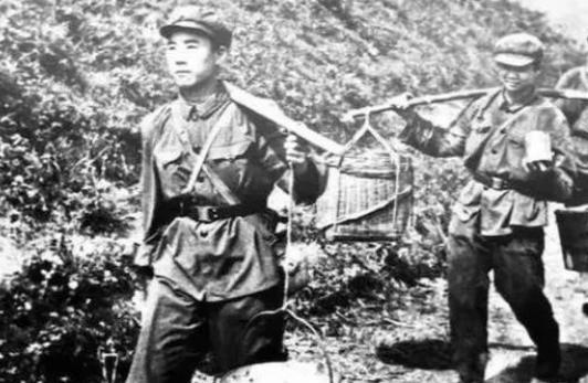 1948年，崔良元挑着一担肉包子误入敌阵，被敌人发现后，他急中生智：“都饿坏了吧