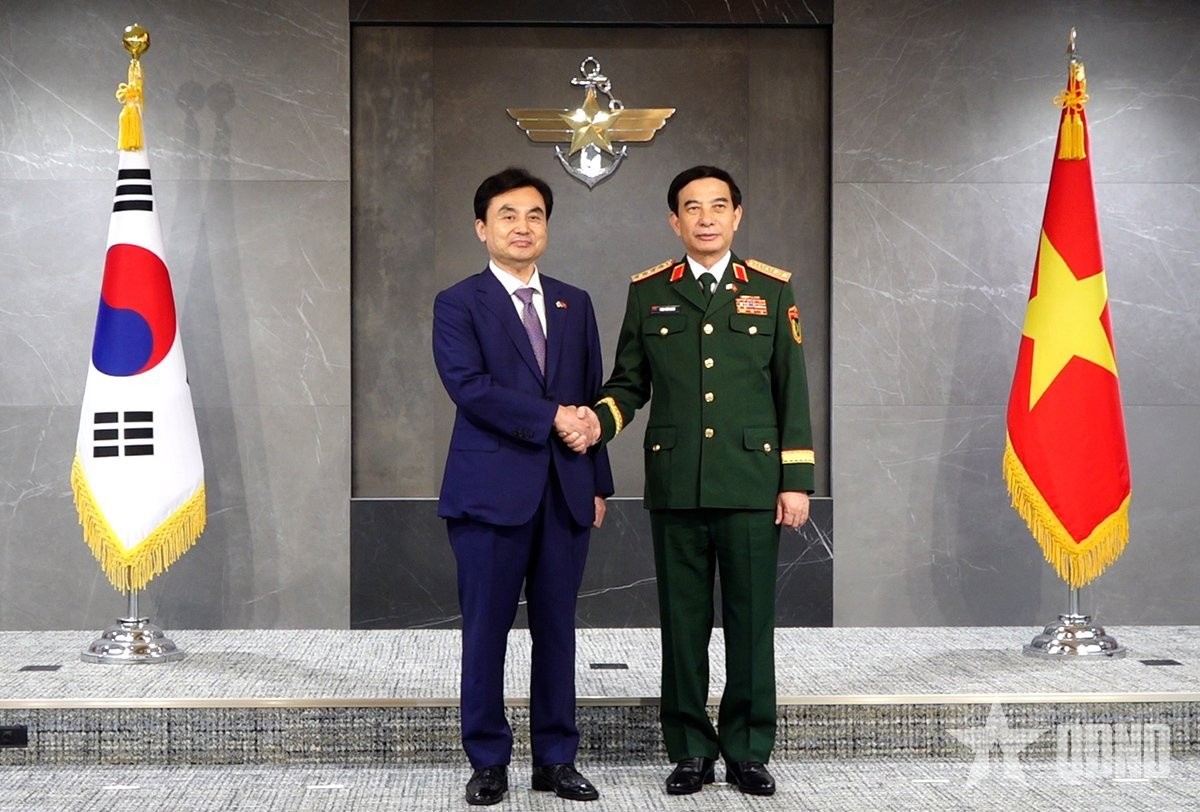 中国邻国悄悄向越南和菲律宾“递刀”
据越南媒体报道，越南防长潘文江访问韩国期间，