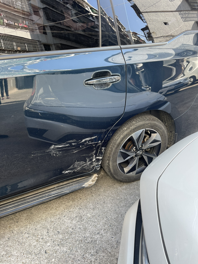 真的黑仔刚上牌十天
我全责，4儿子店定损车头中网黑色位置更换，左雾灯黑色位置也更