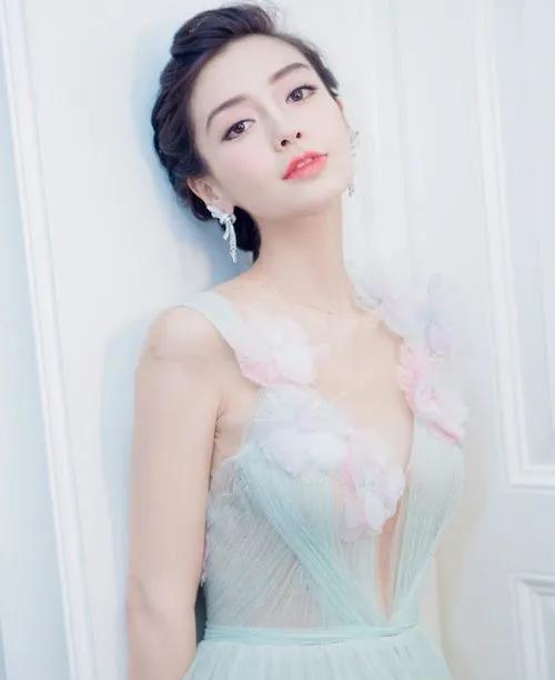 李沁在《咸鱼飞升》中换上仙侠造型，白衣神女形象又美又仙，与她气质完美契合，堪称古