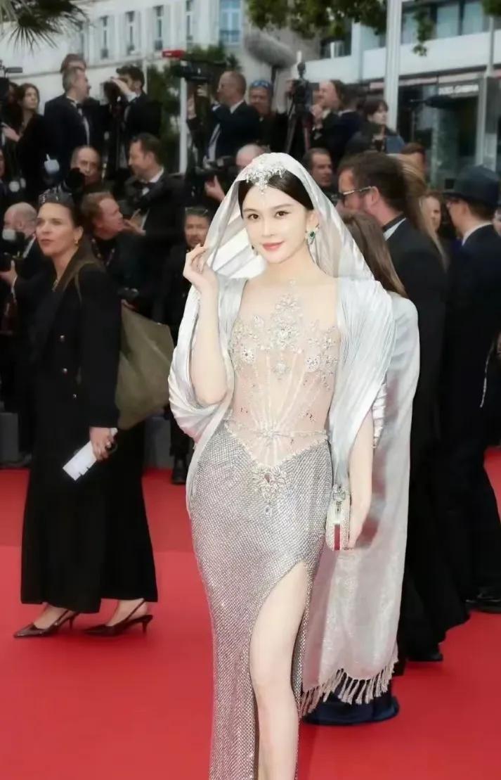 赵樱子戛纳礼服意外被毁 现身时这身材堪称惊艳