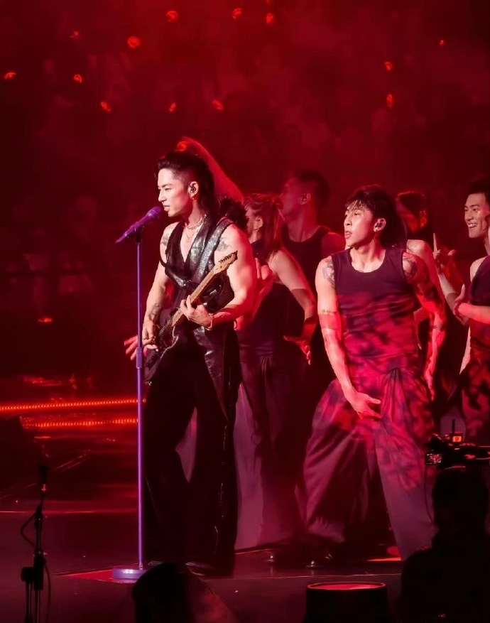 吴建豪扭得这么得劲，老阿姨们看得都心痒痒。
吴建豪可是和安七炫一起搞过K&V组合