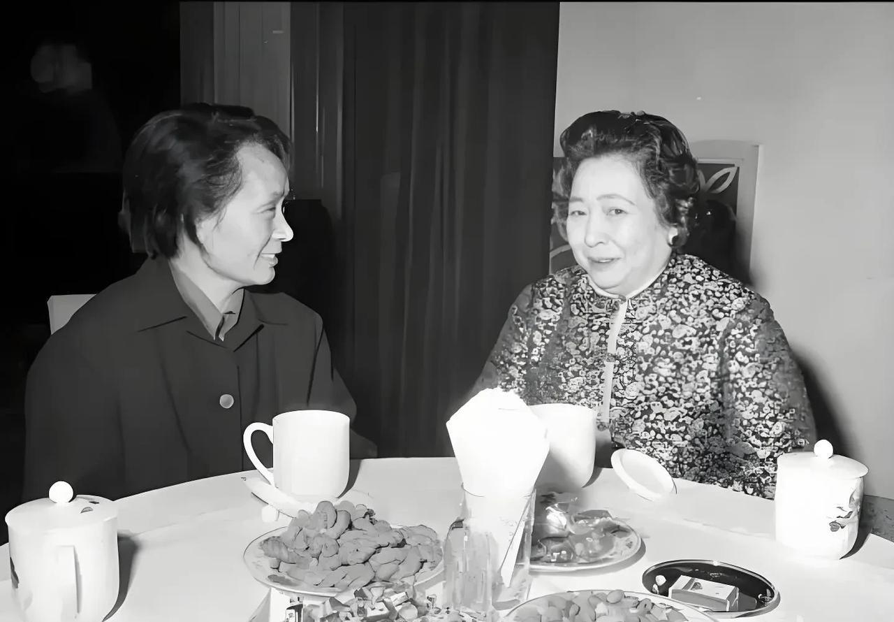 1978年，末代皇帝遗孀和末代王妃的合影，二人看起来关系不错。
末代皇帝溥仪的最