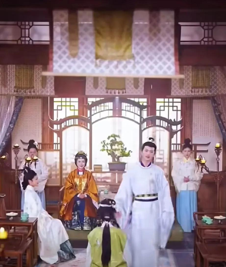 有没有发现这个镜头男主好坏啊！
故意从女主身边走过，手故意的去蹭女主的脸，还当着