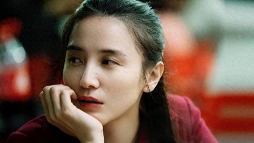 大胆“吊带女神”宋佳，为爱不顾一切惹争议，如今45岁情归何处？