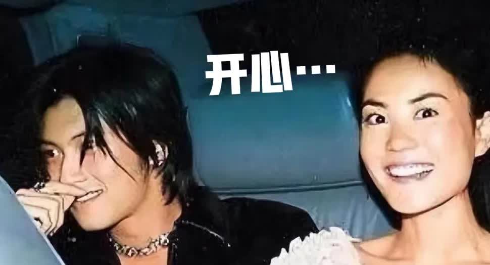 现在全网最开心的应该是王菲的吧？
自己的男朋友谢霆锋，不仅烤肠销售第一，而且谢
