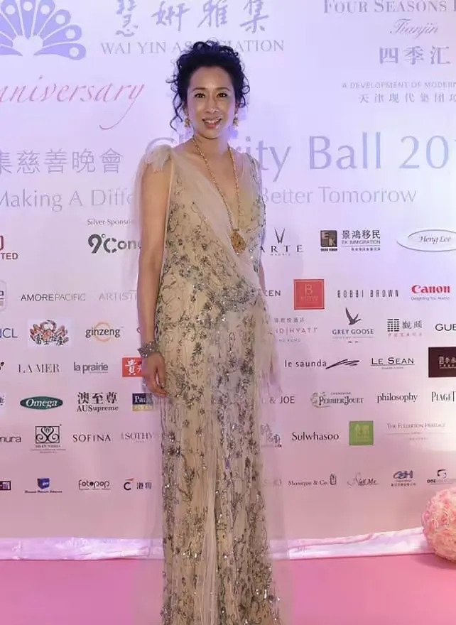 朱玲玲两段豪门婚姻











你敢信？一个女人，经历两段豪门婚姻，却