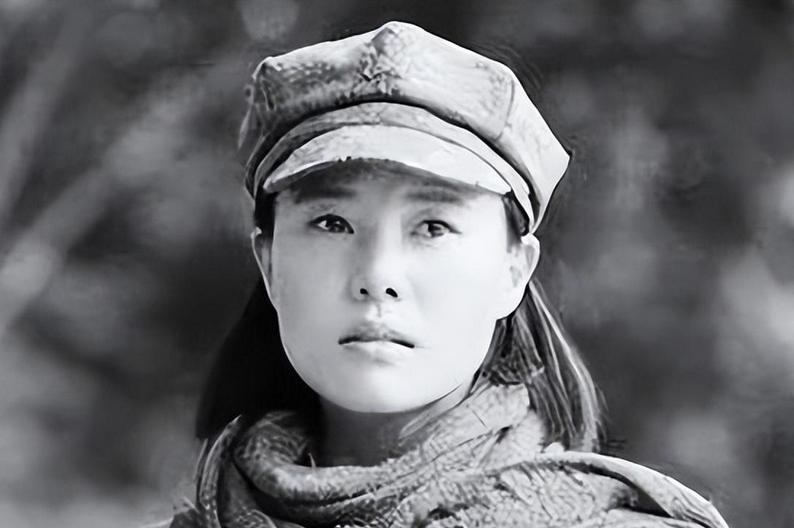 1937年，15岁漂亮女红军被敌人抓住，捆在行刑台，她挺胸抬头，闭上双眼。谁料，