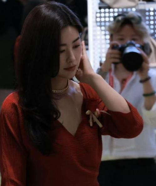 朱珠不愧为“内娱苏妲己”，既可爱，又妩媚！
某活动现场，朱珠身穿一件红色低胸连衣