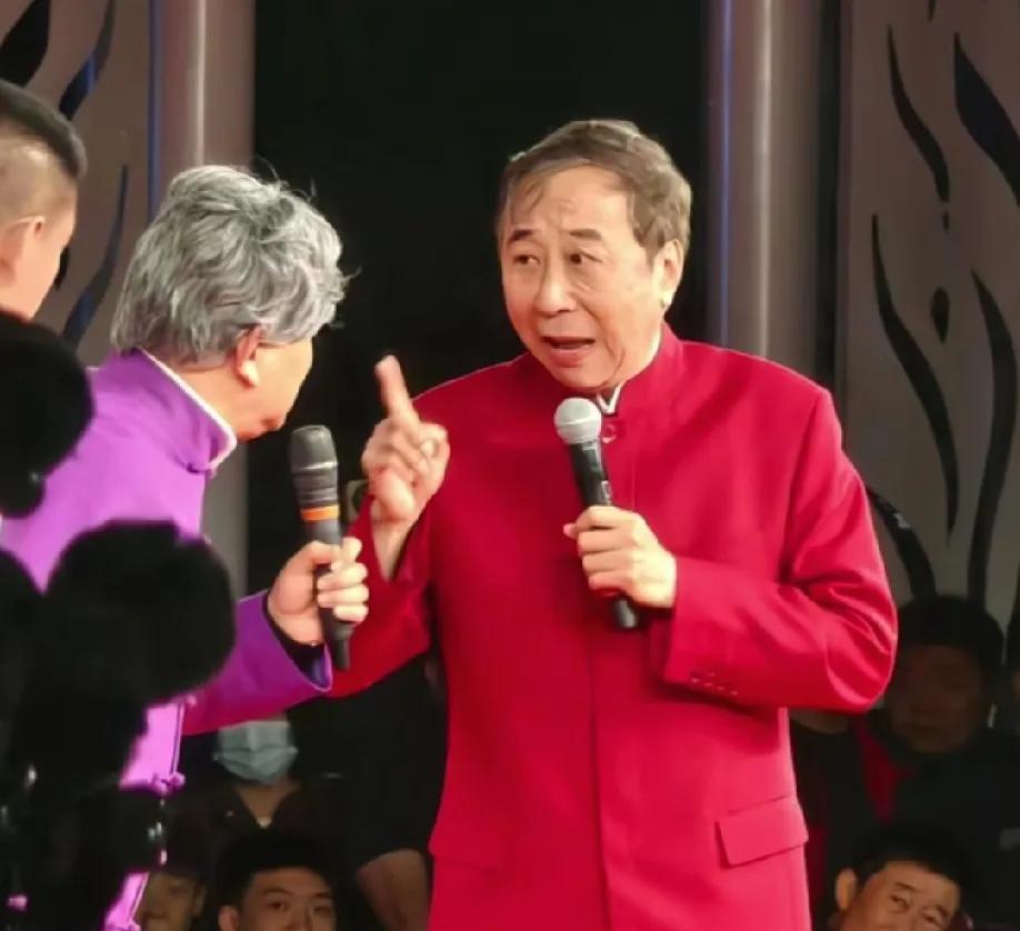 老戏骨冯巩引发热议！
5月3日，老戏骨冯巩突然引发了热议，起因是他去河北涞水表演