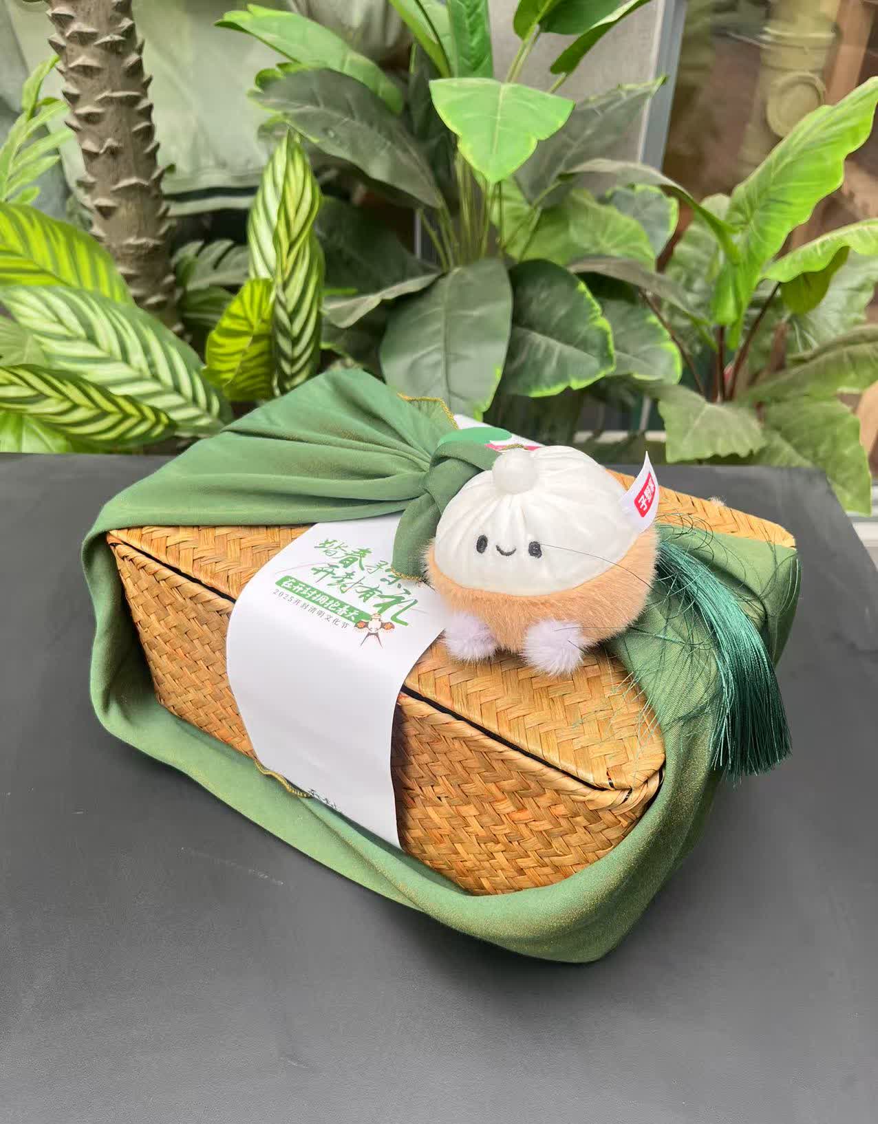 清明文化节期间，开封推出了一个非常有意思的开封有礼春日礼盒，真是把千年的宋韵带到