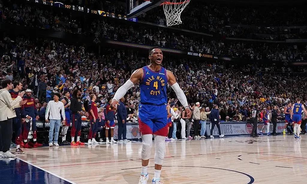 #NBA# 掘金主场112-110险胜快船。
本场比赛中，掘金球员威斯布鲁克在决