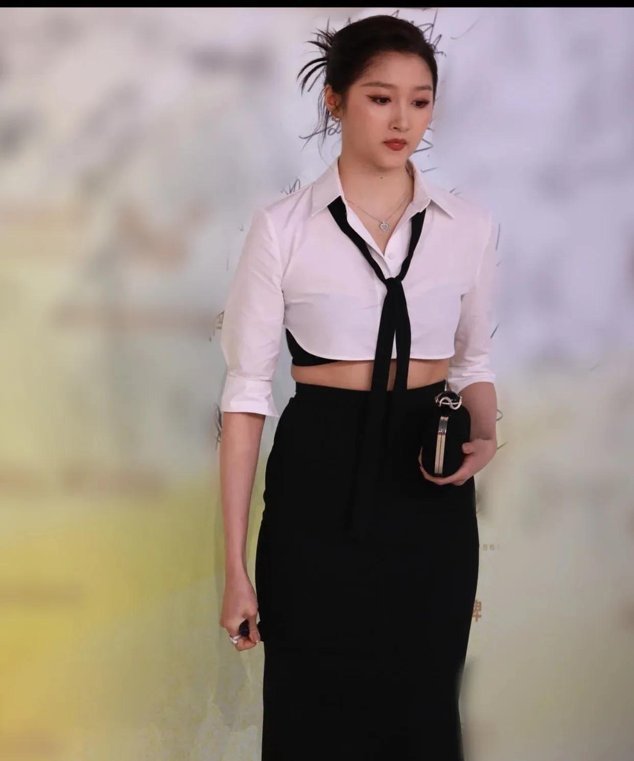 不是，为什么要给关晓彤穿不合适的衣服啊，这套衣服真的没眼看，不知道是不是小了一码