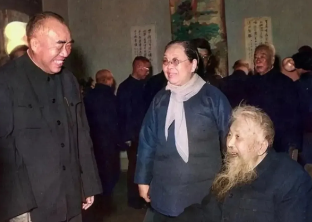 60年代初，朱德与李根源的一张珍贵合影，李根源的胡子很有趣！

当时的李根源已至