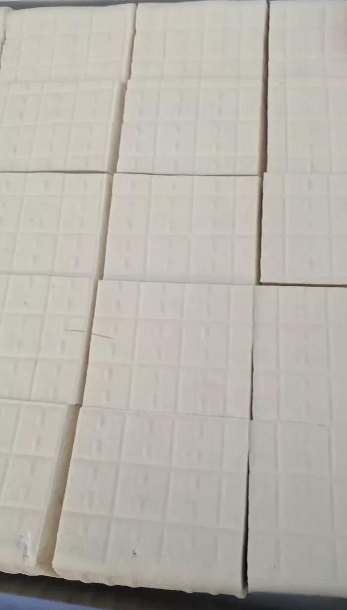 （诗一首）
石磨地中央
毛驴走匆忙
磨盘来滚动
磨眼淌豆浆
燃柴烧釜沸
木架挤汤