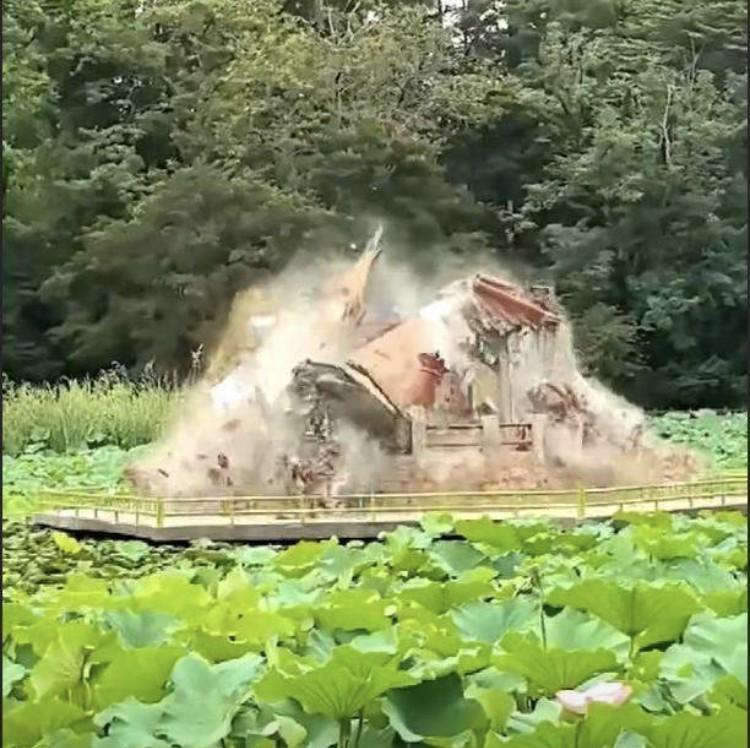 青岛一公园凉亭突然倒塌，
最令网友引起气愤的是，
据知情人透露，
这座凉亭……