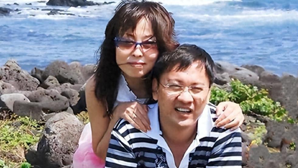 2004年，二婚北京富婆嫁小19岁男下属，甘愿高龄为他试管生三胞胎