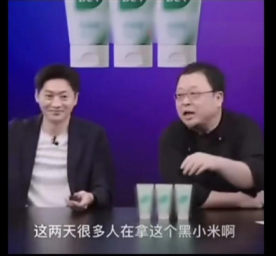 罗永浩最近是不是有点“双标”？这态度变得也太快了！
前阵子他刚跟西贝死磕到底，吐