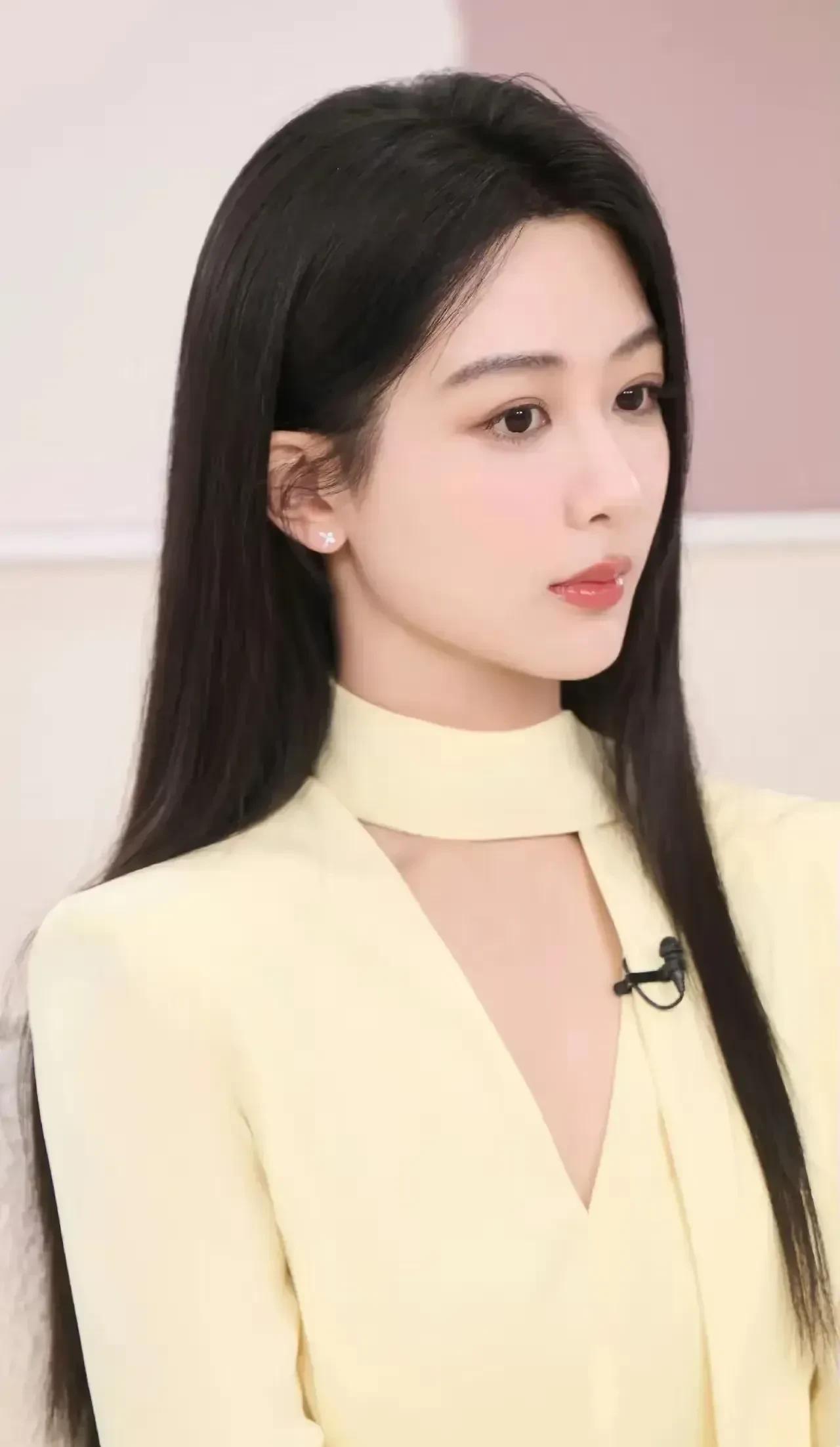 杨紫越来越好看了
这乌黑的秀发
姣好的面容
越来越美了
性格也好
估计也快三十了