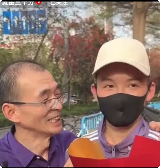 谢爸爸说，真正的一家之主回来了，他要让位给儿子，儿子回来他就有了靠山，

家里现