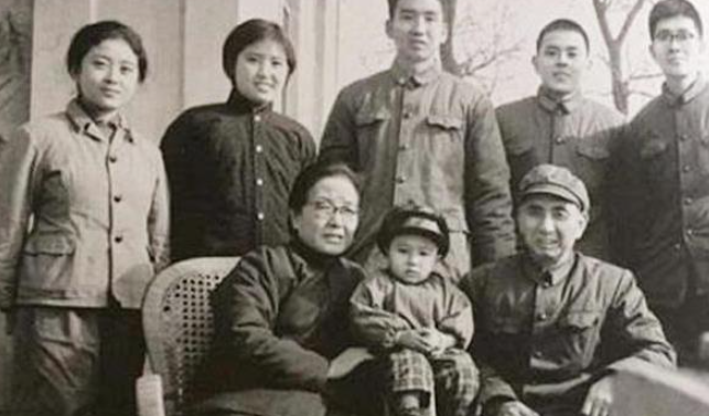 1949年11月，解放军司令员杨勇刚回到房中，马上就被人用枪抵在了后脑勺上，再一