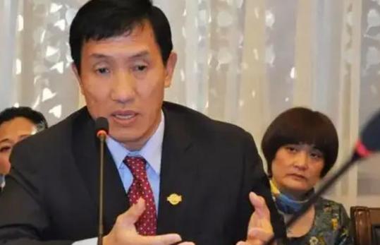 中国拿什么挑战美国？中国人均收入只相当于美国的8%。中国经济领域专家黄亚生劝告中