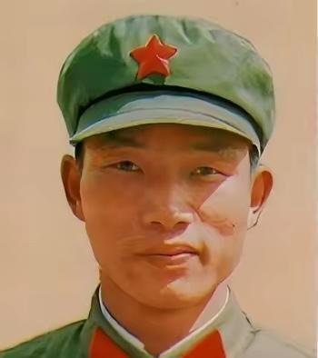 1984年4月，老山54号高地，尖刀班长尹光忠抓住一根竹子，利用弹性跳进了堑壕，