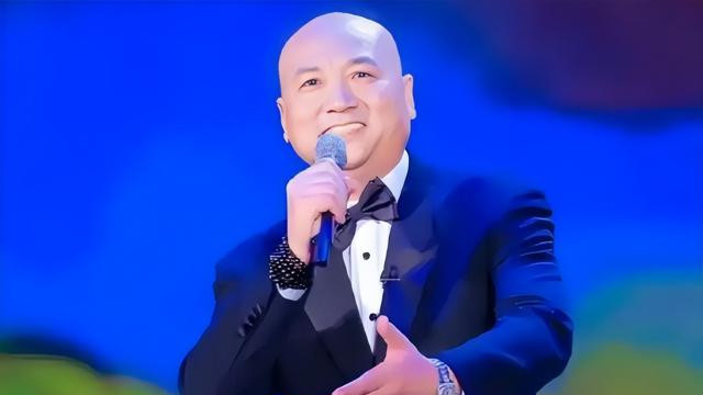 21日中午，迟重瑞因为一则卖房的视频登上了热搜，视频中的迟重瑞，穿着一身黑西装看起来精神奕奕