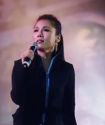 一闹吓一跳，田震的回应速度很快，方式也极具态度：不仅晒出中国护照证明国籍，还直言