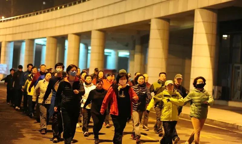 解决暴走团，其实很简单，退休金减半，看看这些人还是爱不爱暴走。
       农