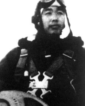 1951年，志愿军飞行员华龙毅被美军战机击落，身负重伤降落在一个山头，就在这时，