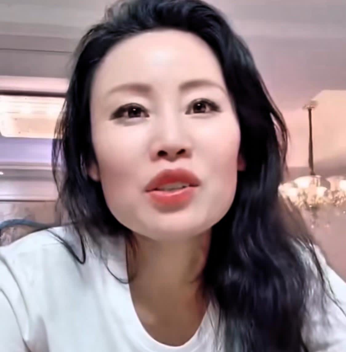 近日，有传闻称草帽姐和乔军老师谈恋爱。对此，粉丝向草帽姐询问二人关系。草帽姐回应