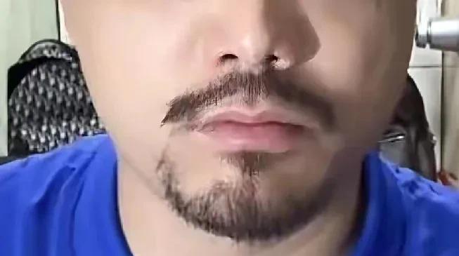 谷总头疼不已
手下有那么几个“知名”的球迷，啃着申花的血馒头，搞得天怒人怨。
好