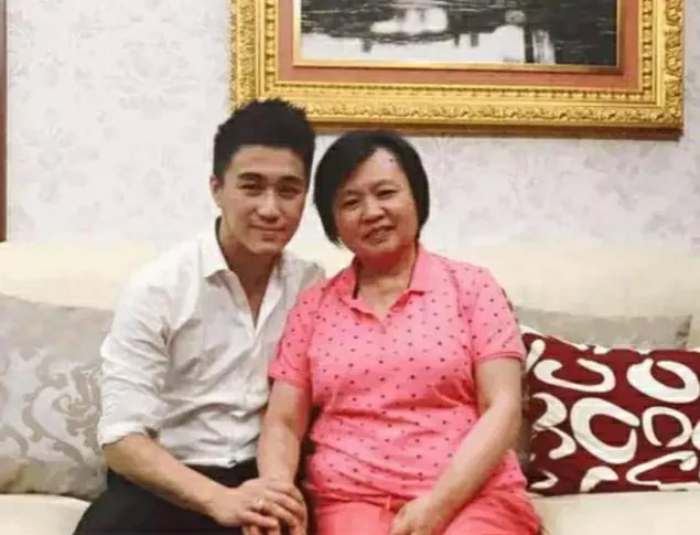 一次，赌王何鸿燊四太梁安琪家的保姆，买彩票中了3000万，保姆高兴坏了。她问16