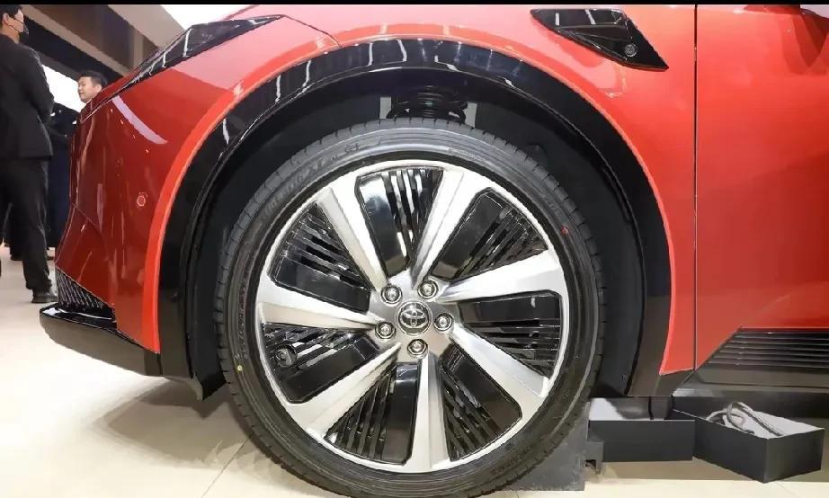 现在SUV这样买。
60万——问界M9。
50万——理想L9。
40万——腾势N