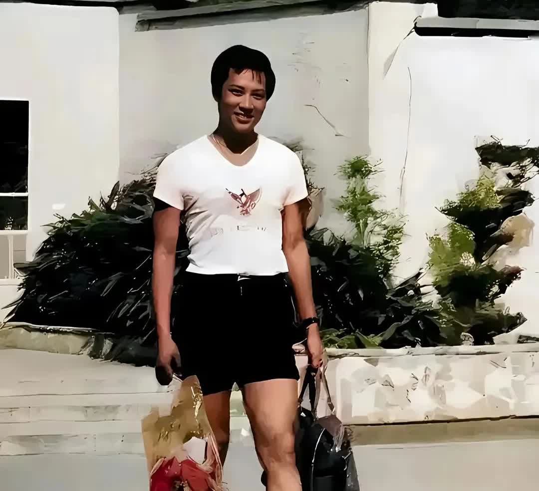 有没有人认识这位明星是谁？这个在七八十年代也是红极一时啊，只是现在老了，很少出现
