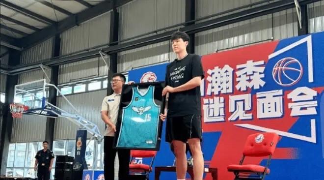 #杨瀚森# 如果罗威能被交易掉，那么小杨可以进入常规轮换，有稳定的15分钟左右的
