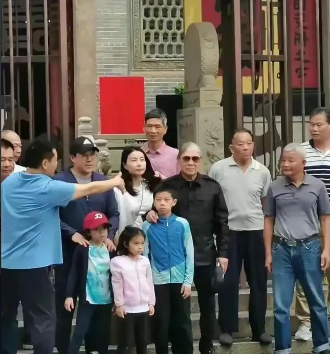 霍家清明节广东扫墓，孙子孙女全都陪着，霍震霆最疼大孙子……

郭晶晶的大儿子，个