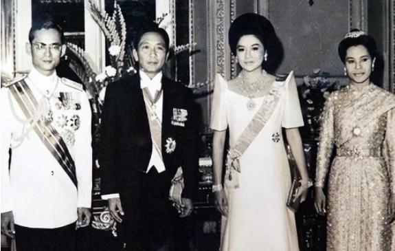 1986年，老马科斯与他的妻子带着300箱黄金和上百亿资产逃往美国。然而，刚抵达