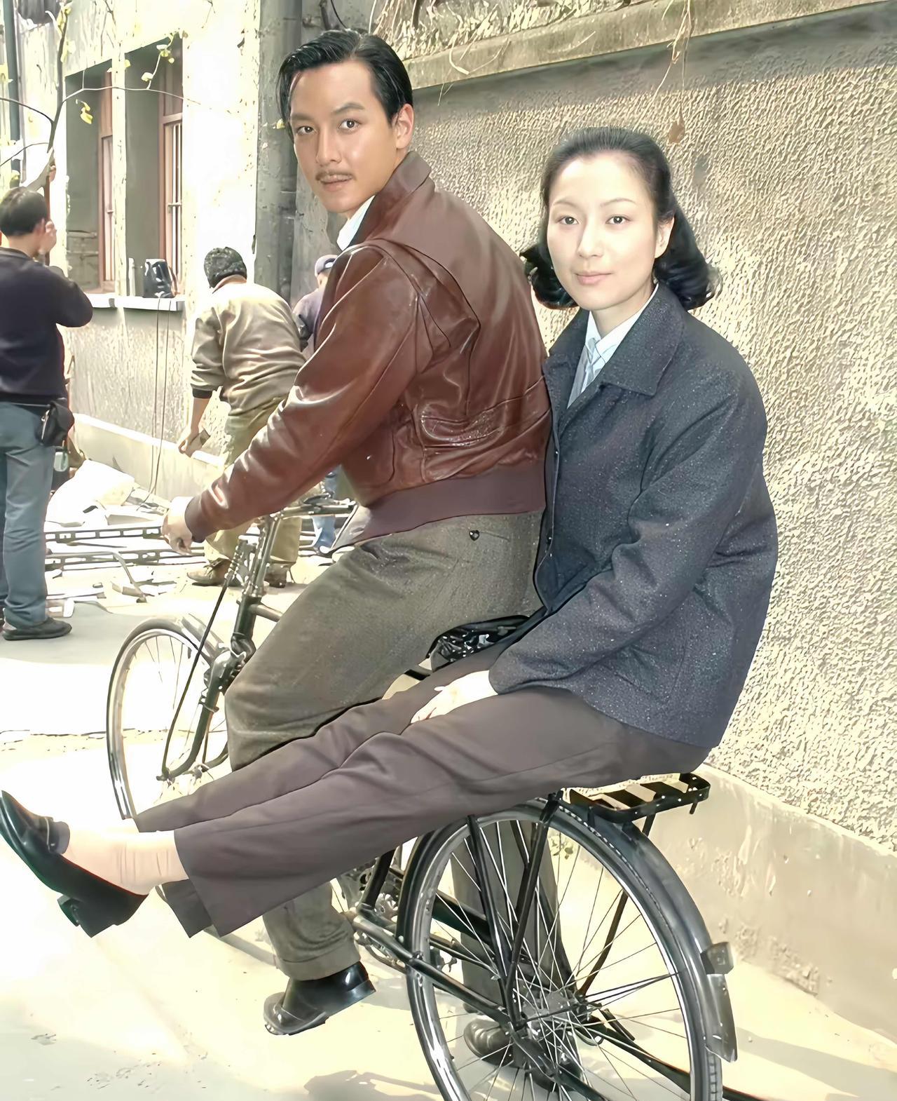 吴彦祖二十年前的旧照，好有年代感啊。
吴彦祖留着小胡子好帅，骑着二八大杠，后面还