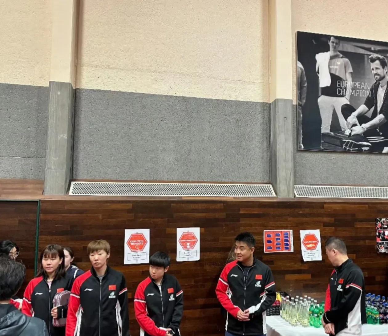 马琳：你怎么还不回去呀？
王皓：你就让我多待一回，别赶我走……
王皓呆在女队中，
