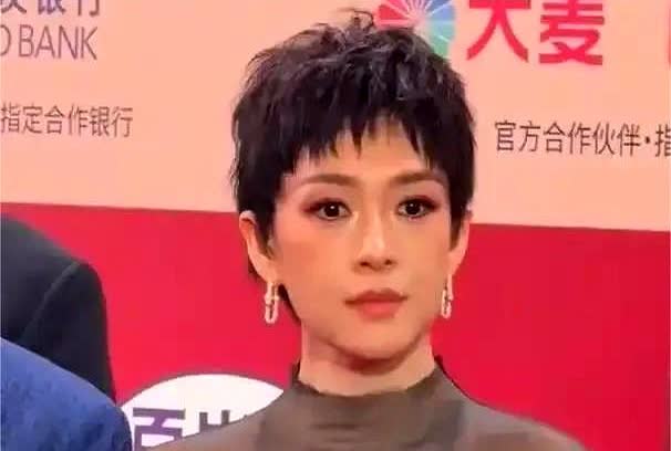 上海电影节这一亮相，50岁梅婷的完胜46岁章子怡！
梅婷那种松弛感真是绝了，完