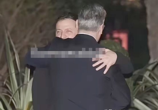 见到了“亲人”！美乌和谈崩溃，北约也向泽连斯基发出了警告。憋屈的乌克兰总统在斯塔